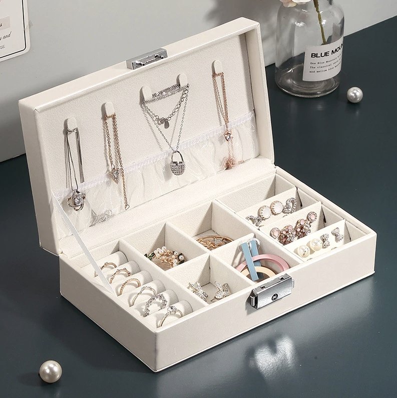 coffret-pour-colliers-et-bagues-couleur-blanche