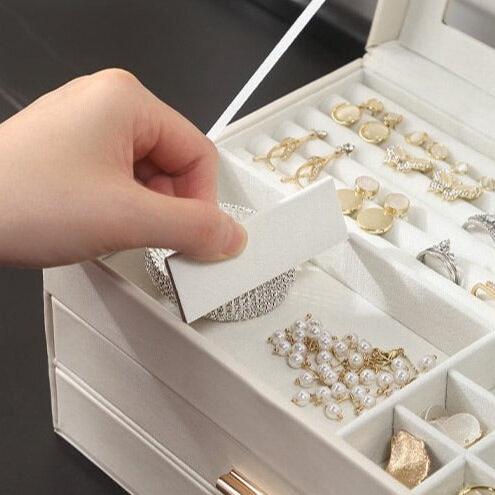 Weiße Schmuckschatulle