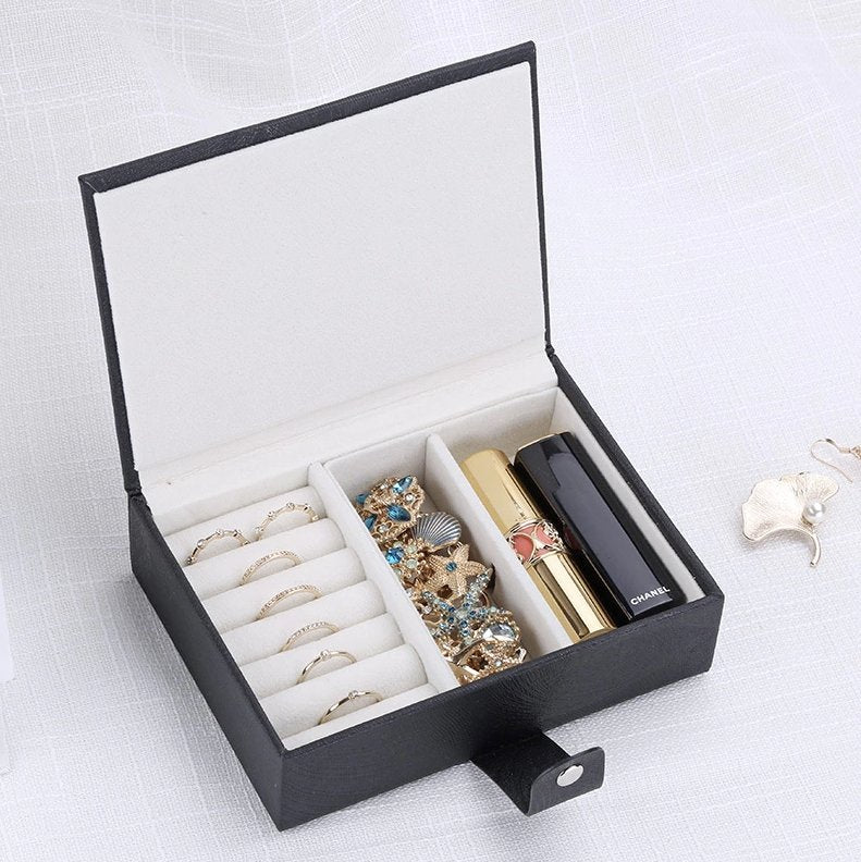 boite-a-bijoux-portable-noire-ouverte