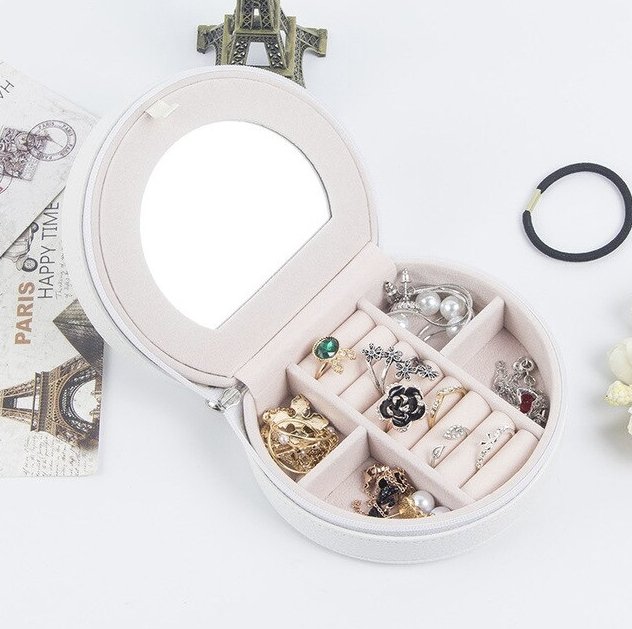 petite-boite-a-bijoux-en-cuir-blanche