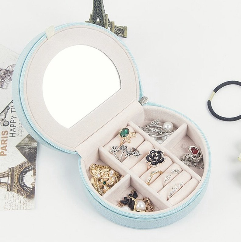 petite-boite-a-bijoux-en-cuir-bleu-ciel